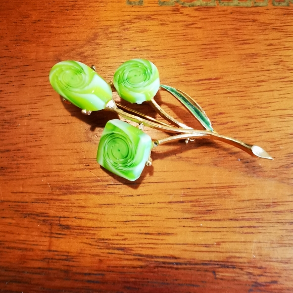 Gold Tone and Green Swirl Acrylic Floral Brooch - Picture 5 of 13
